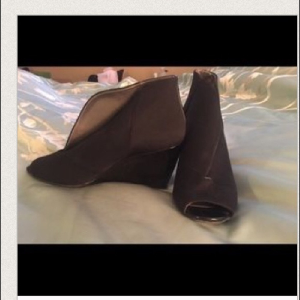 Black ankle shoe